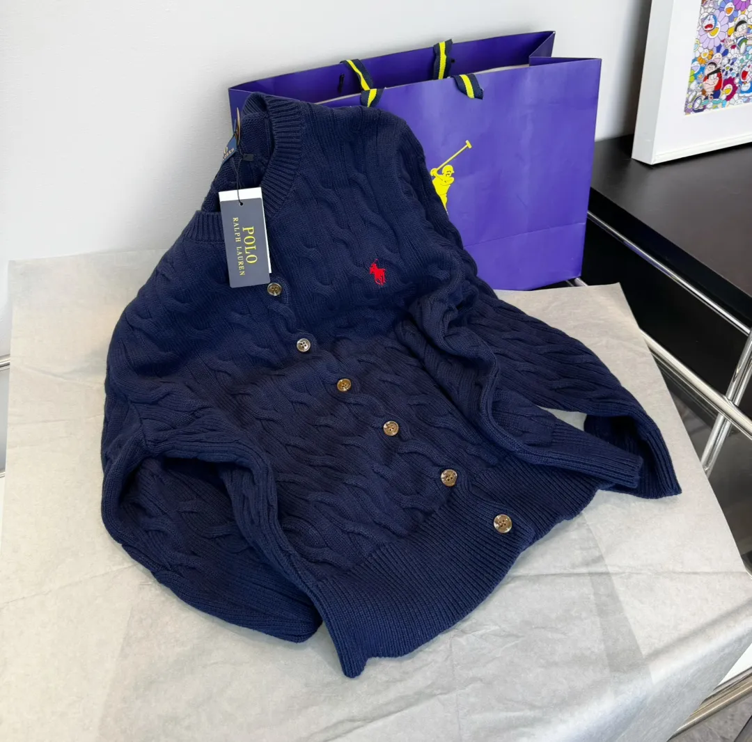🅿️240 Style No.: L05 (Navy Blue) Ralph Lauren RL classic war horse logo embroidery on the chest cable pattern twist button round neck long sleeves buttoned knitted sweater cardigan jacket Color: SIZE: XS S M L Size Reference # Length Bust Shoulder Width 64 52 45 I will always love sweet girls. The soft and glutinous🧶🫶 style is a very classic cable sweater. It has an American retro college style. It feels very comfortable. It is a must-have item for spring, autumn and winter wardrobes. It also looks good when layered as an inner layer in cold weather. High-density LOGO embroidery on the chest, and original customization of tag accessories. Made of pure cotton yarn 🧶 blended with wool, pure cotton is skin-friendly and comfortable, small label war horse embroidered twist turtleneck sweater 🐎 high quality. Follow the blogger to learn how to wear it! Let’s get a Ralph Lauren cable sweater. It’s a super hard-to-find series after it became popular. It’s hard to find one on the official website. It’s simple and practical to wear, with a lazy and loose feel. The thickened fabric has a more texture, soft and delicate feel, and a loose fit. Whether worn alone or layered, you can wear different styles of fashion with just one piece. ⚠️Contains wool products🦙 Pay attention to the washing method to avoid shrinkage